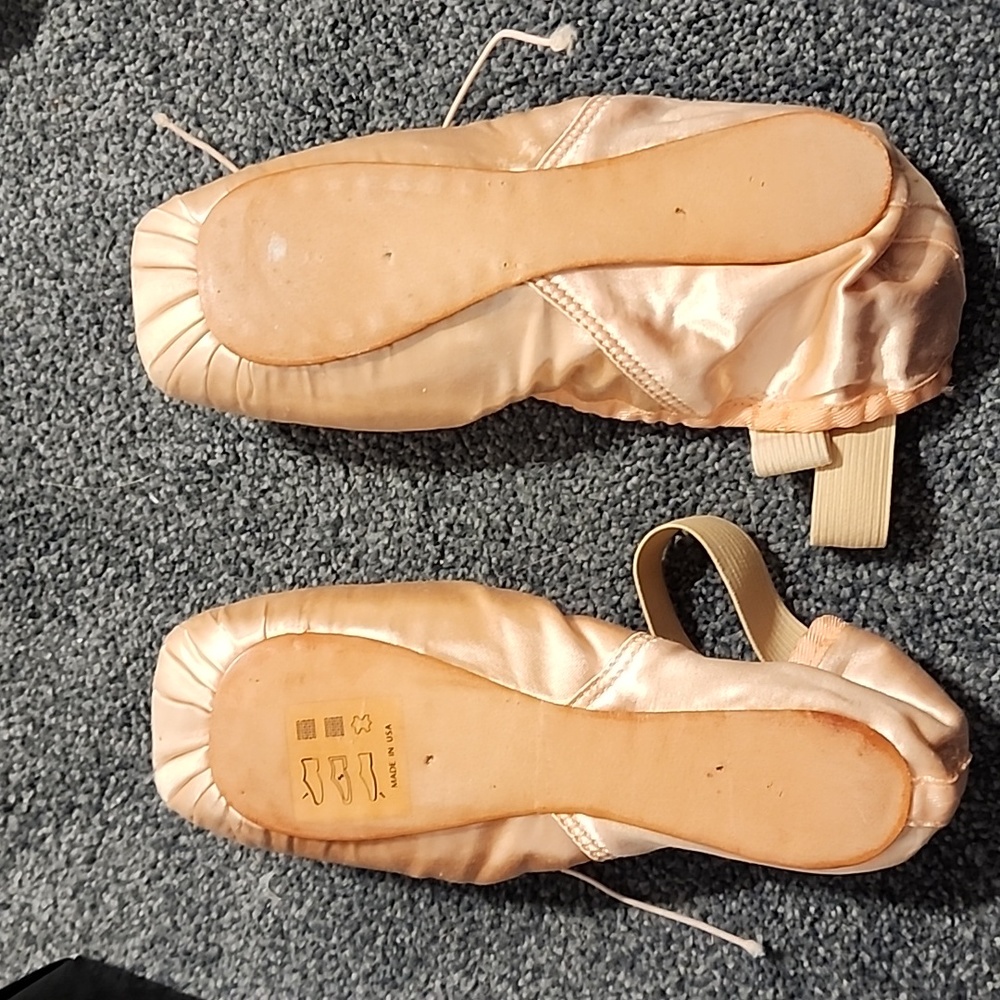 Pointe Shoes - Picture 6 of 8